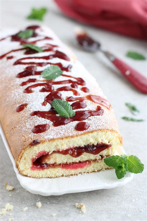 vista ravvicinata di una fetta di rotolo alla marmellata che mostra la consistenza soffice e il ripieno.