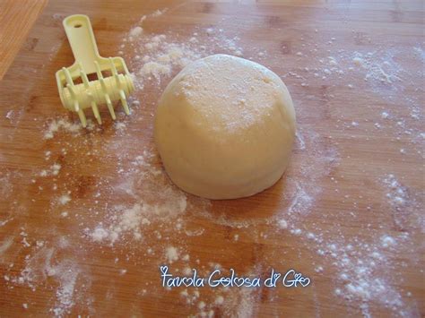Lavorazione dell'impasto della pasta frolla senza uova