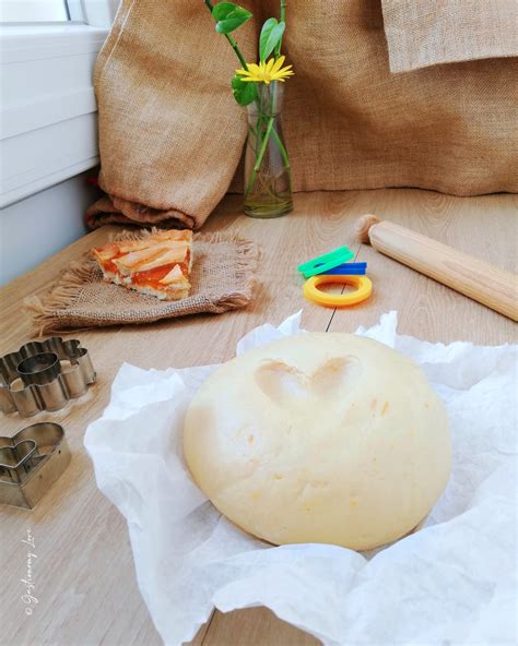 Panetto di pasta frolla senza uova pronto per il riposo in frigo
