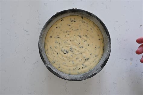 Torta Stracciatella nello stampo a tortiera, pronta per essere messa in frigorifero