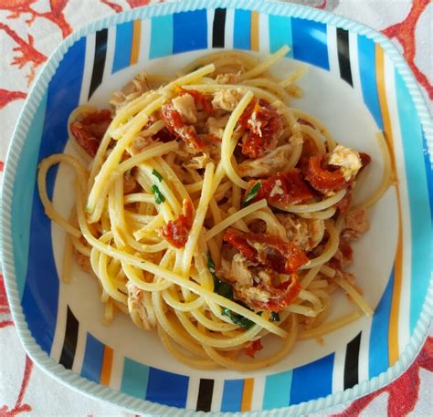 Piatto di pasta condita con cavolfiore, tonno e pomodori secchi