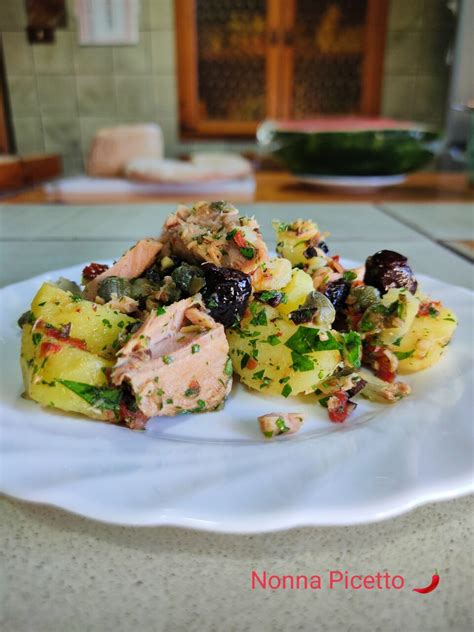 Insalata colorata con cavolfiore, tonno, pomodori secchi e olive
