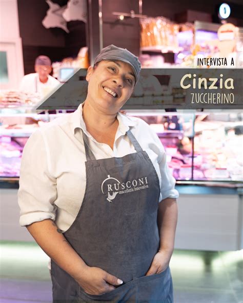 Carla Nova, 92 anni, sorridente dietro il bancone della sua gelateria storica.