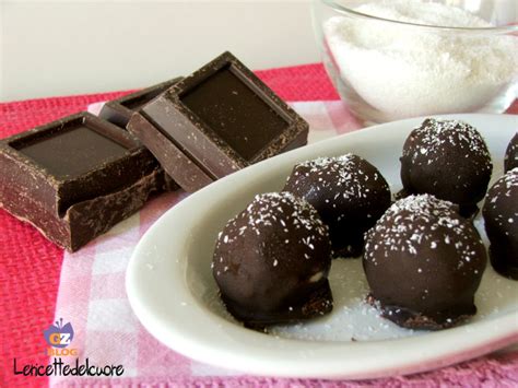 Palline di cocco ricoperte di cioccolato fondente su una gratella