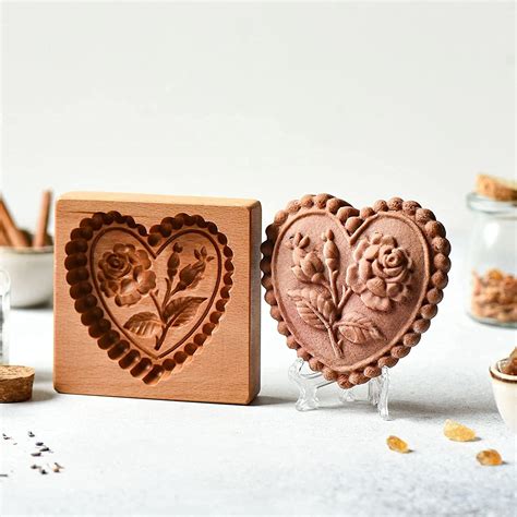 Set di timbri per biscotti con vari disegni in rilievo.