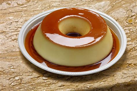 Dettaglio della consistenza del fiordilatte bolognese, con lo strato di caramello e la crema compatta