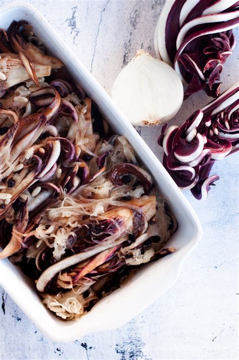 Immagine di un piatto di radicchio in saor pronto per essere servito