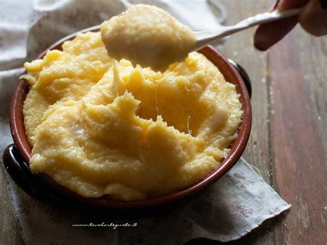 Schema illustrativo dei passaggi chiave per la preparazione della polenta concia: ingredienti, cottura della polenta, aggiunta del formaggio.
