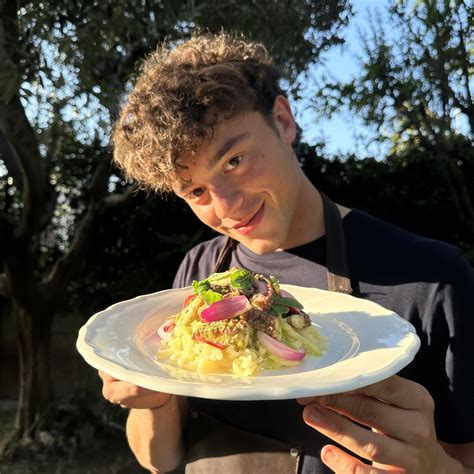 Involtini di Fénis in un piatto da portata, guarniti con erbe aromatiche.