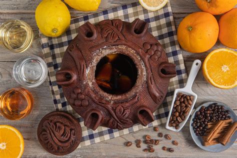 Una grolla dell'amicizia piena di caffè fumante, pronta per essere condivisa.