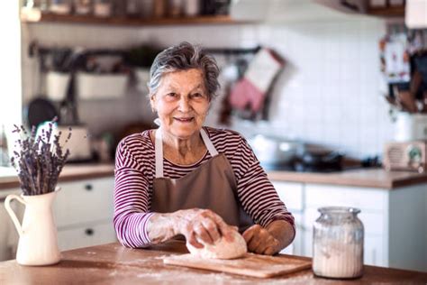 Donna che impasta la pasta fresca in una ciotola