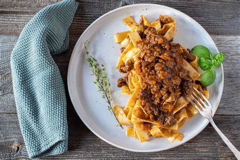 Piatto di tagliatelle fresche condite con ragù