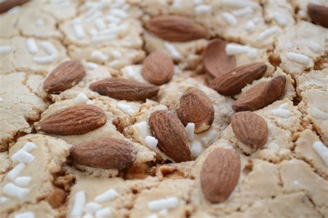 Ingredienti per la glassa: mandorle, nocciole, farina, zucchero, albume.