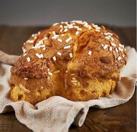 Colomba pasquale finita, glassata e decorata con granella di mandorle.