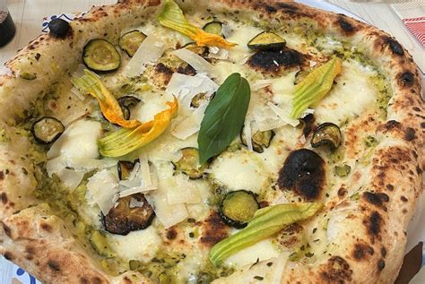 Pizza con logo NeMO e ingredienti freschi