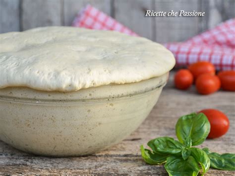 Immagine di un impasto per pizza in lievitazione
