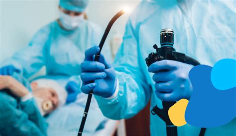 Immagine di una gastroscopia in cui viene visualizzata una larva di Anisakis, pronta per essere rimossa con una pinza bioptica.