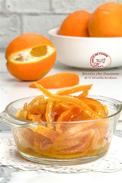 scorze d'arancia che caramellano in padella con zucchero e acqua
