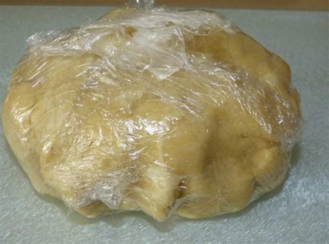 Impasto per pasta fresca avvolto nella pellicola trasparente pronto per il riposo