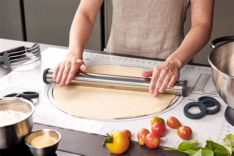 Infografica che mostra come controllare lo spessore della sfoglia di pasta mettendola controluce