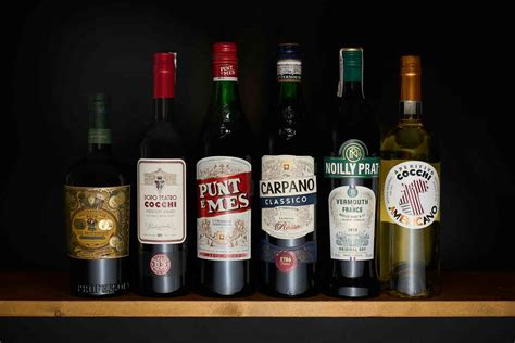 Una selezione di bottiglie di vermouth di alta qualità, con etichette che ne evidenziano l'origine e il tipo.