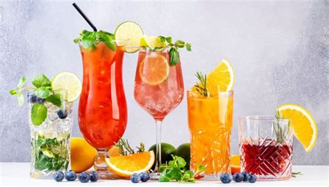 Un bicchiere da cocktail con un bordo decorato con sale, pronto per essere riempito con il Paloma.