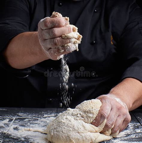Mani che impastano farina, olio e acqua per creare una palla di impasto per focaccia.