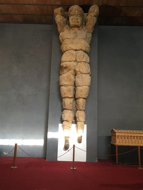 Dettaglio del cinerario bronzeo ritrovato a Cozzo Mosè, esposto al Museo Regionale di Agrigento