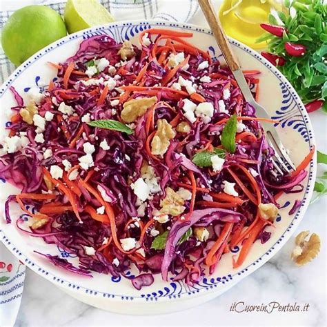 Insalata di cavolo rosso finemente tagliato con carote e condimento
