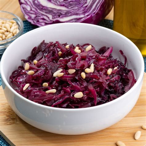 Piatto di cavolo rosso in agrodolce con uvetta e pinoli