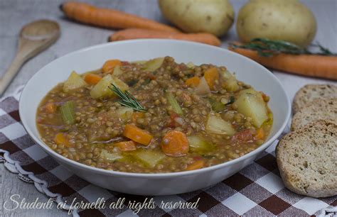 Ingredienti base per le lenticchie alla contadina: lenticchie, cipolla, carota, sedano, pomodoro, erbe aromatiche
