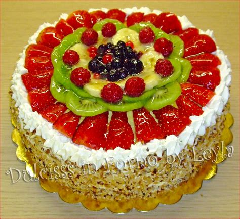 Immagine di una torta fredda estiva decorata con frutta fresca e panna montata