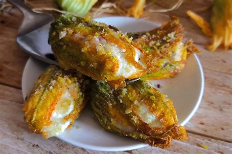 foto di fiori di zucca ripieni pronti per la frittura