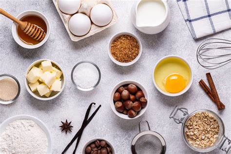 infografica che mostra le possibili sostituzioni di ingredienti nei dolci al cucchiaio: biscotti secchi con biscotti al cioccolato o senza glutine, yogurt bianco con mascarpone o formaggio spalmabile