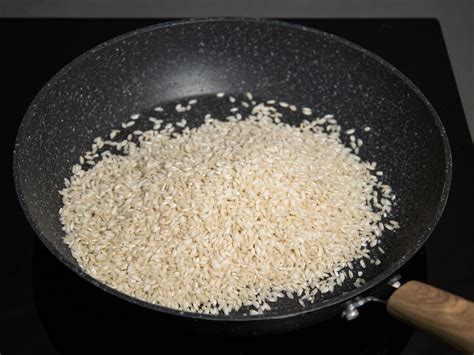 Tostatura del riso in pentola