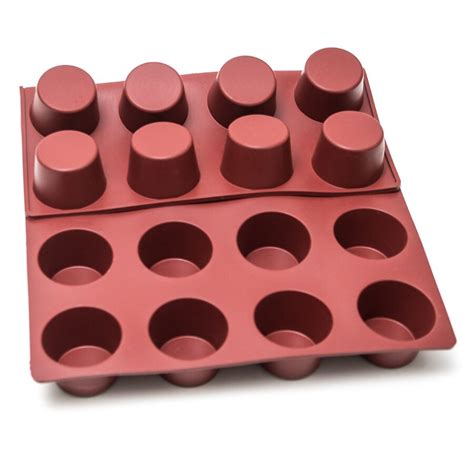 Primo piano di muffin cotti in stampi di silicone, che mostrano la loro forma perfetta