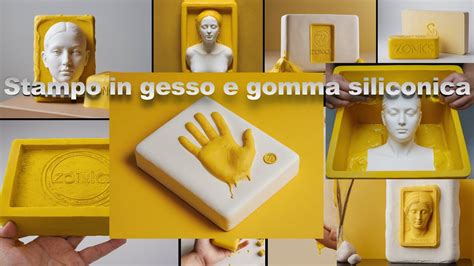 Immagine che mostra come uno stampo in silicone possa essere piegato e poi ritorni alla sua forma originale
