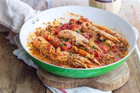 Padella con sugo di pesce surgelato che inizia a cuocere