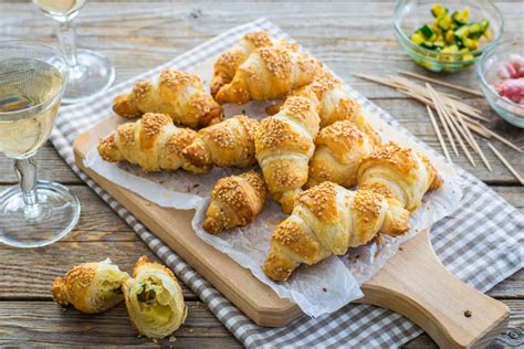 Formazione dei cornetti salati arrotolando i triangoli di pasta