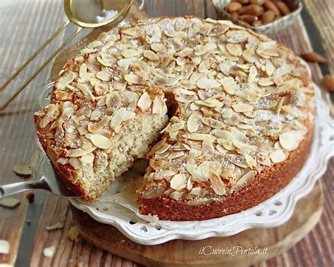 Immagine di una torta integrale soffice con marmellata e lamelle di mandorle