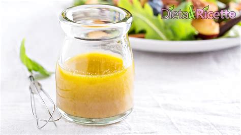 ingredienti base per una vinaigrette: aceto, olio, senape, scalogno