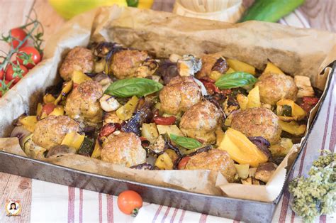 Polpette di patate dorate al forno su una teglia