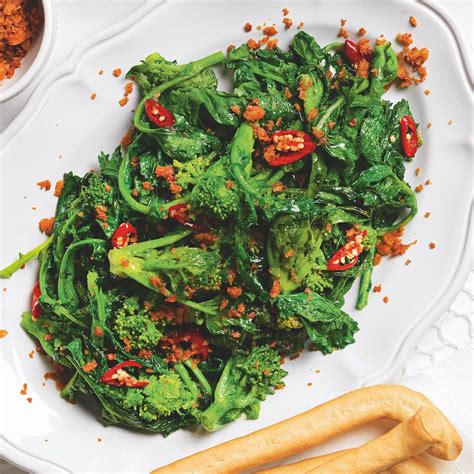 Immagine di cime di rapa saltate in padella con aglio, olio e peperoncino, pronte per essere servite come contorno.