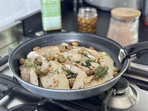 Filetto di pesce dorato in padella con erbe aromatiche