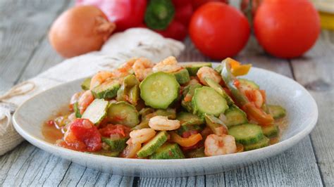 Zucchine tagliate a rondelle e gamberetti puliti pronti per essere cucinati