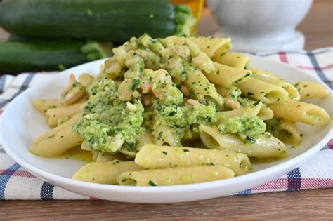 Primo piano di una porzione di pasta mantecata con pesto di zucchine e gamberetti
