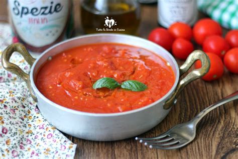 Ingredienti freschi per la preparazione di un sugo di pomodorini