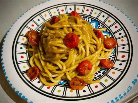 Piatto di spaghetti conditi con crema di pomodorini gialli
