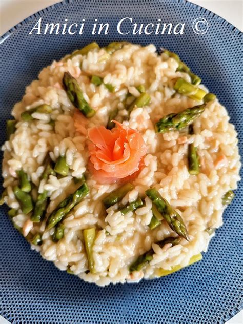 Impiattamento elegante del risotto asparagi e salmone
