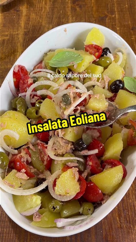 Ingredienti freschi e colorati per l'insalata Eoliana